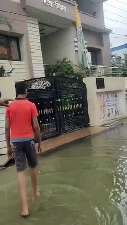 वीडियो देखें....बारिश से रायपुर में सीवरेज सिस्...
