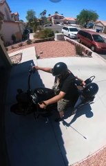 Une fille fait accidentellement tomber son père de sa moto