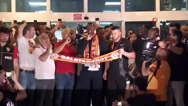 Comme un fan de Galatasaray de 50 ans ! Voyez ce que Zaha a fait, rencontrant les fans pour la première fois