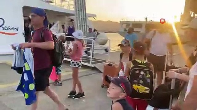 Rodos Adası'nda çıkan yangınlar sebebi ile tahliye edilen turistler Marmaris'e geldi