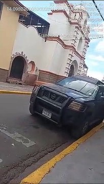 Ladrones son captados robando pertenencias de un auto en Comayagüela