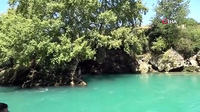 Ils n'ont pas écouté l'interdiction, ils ont pris le risque et sont entrés dans la rivière Manavgat.