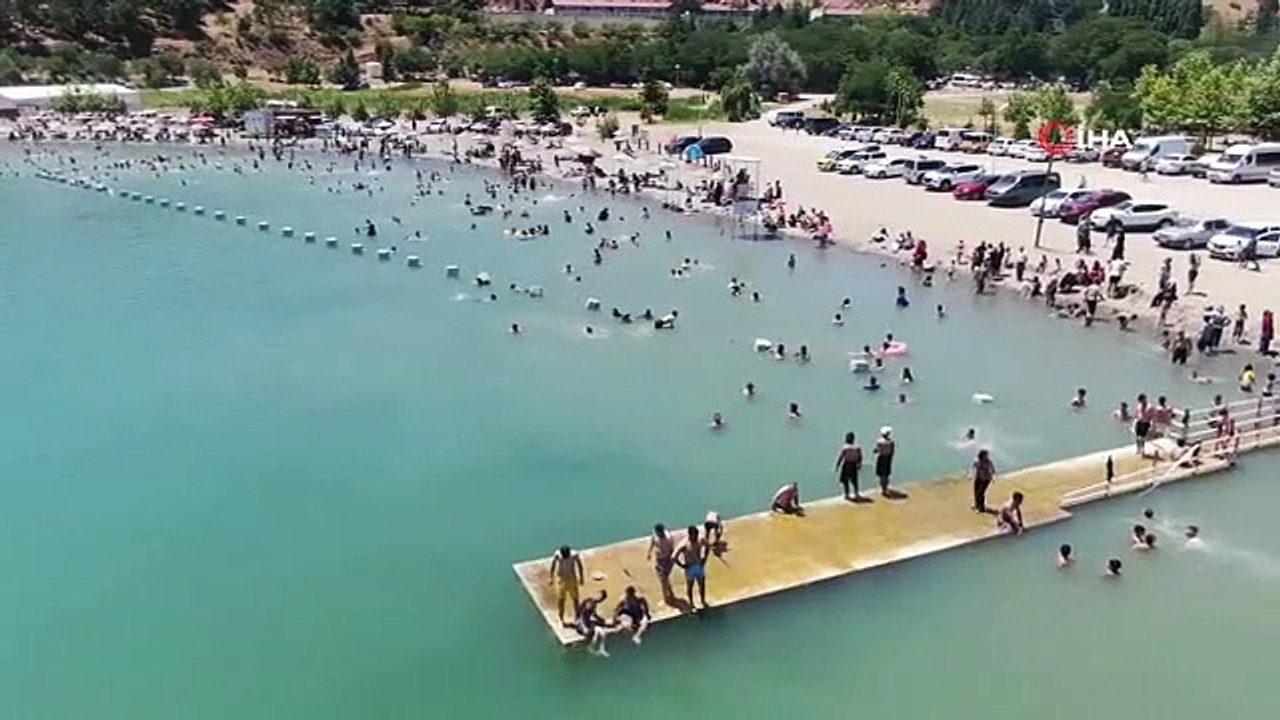 Sıcaktan bunalanlar Hazar Gölü'ne akın etti, plajlar Ege ve Akdeniz'i aratmadı