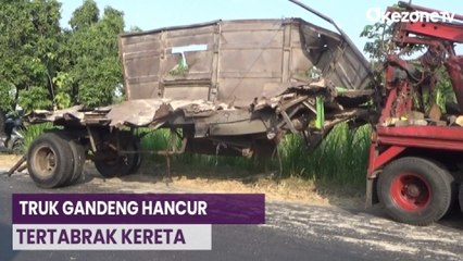 Truk Gandeng Pengangkut Ampas Tebu Hancur Tertabrak Kereta Api