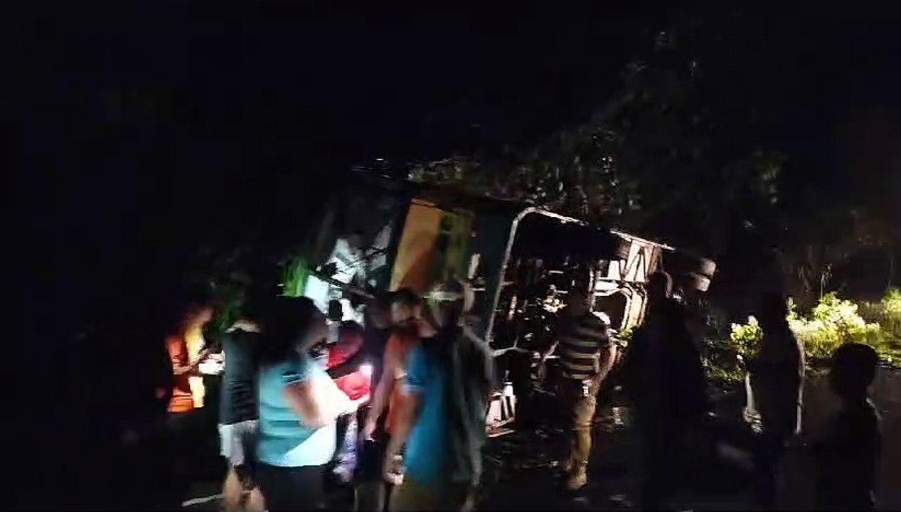 Vuelco bus en Limón