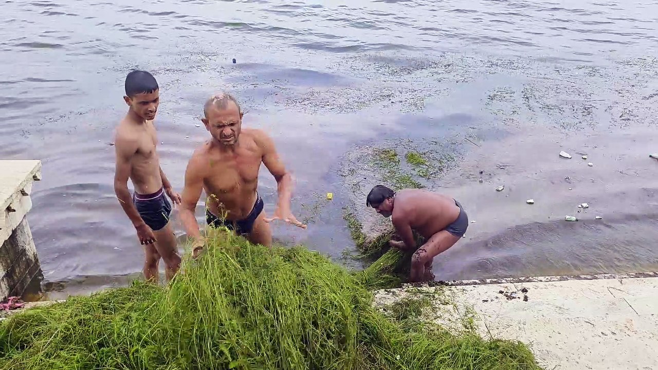 हाथों से मिलाए हाथ और साफ कर दी एशिया की दूसरी सबसे बड़ी कृत्रिम झील... देखें वीडियो