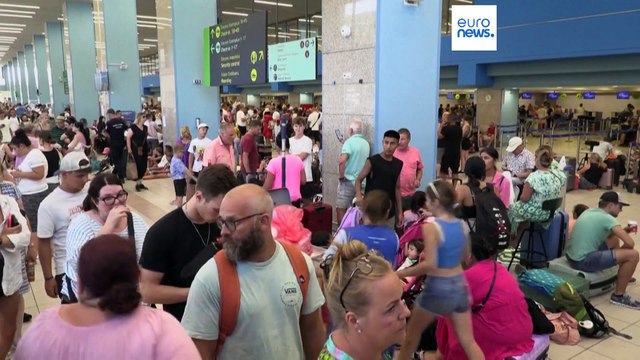 Grèce : des milliers de touristes évacuent l'île de Rhodes en proie aux incendies