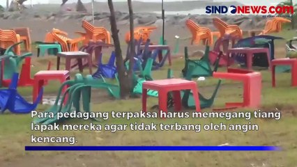 Download Video: Angin Puting Beliung Terbangkan Belasan Atap Rumah di Padang