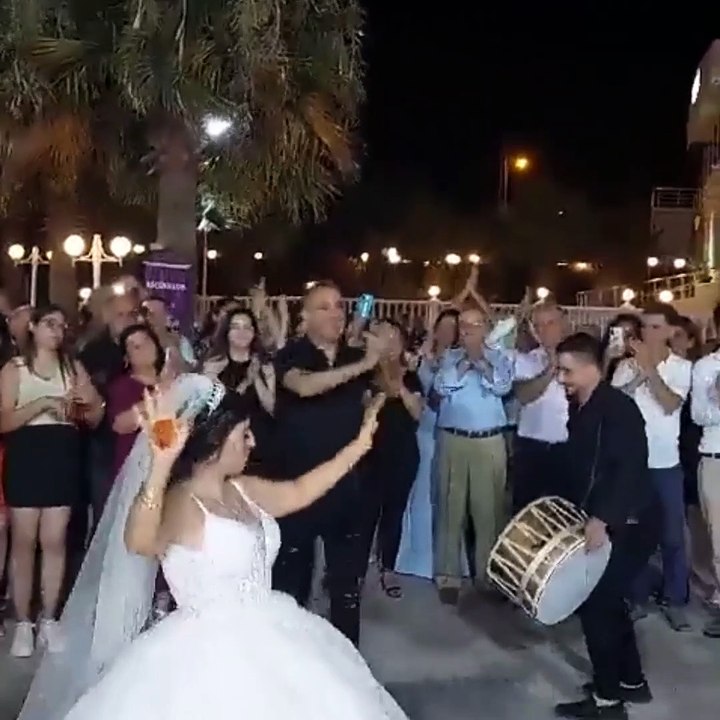 Haluk Levent sözünü tuttu depremzede çiftin düğününde oynadı