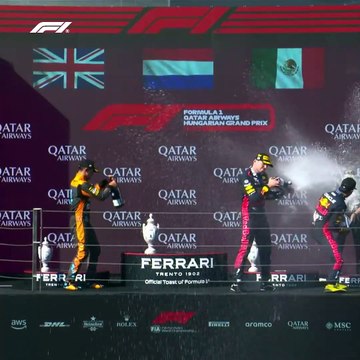 Lando Norris parte troféu de Max Verstappen