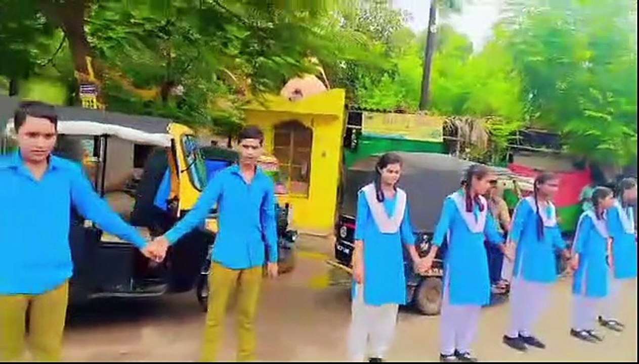 मानव श्रृंखला बनाकर नन्हें-नन्हें  स्कूली बच्चों ने दिया मतदाता जागरूकता का संदेश