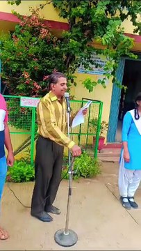 मानव श्रृंखला बनाकर नन्हें-नन्हें स्कूली बच्चों ने दिया मतदाता जागरूकता का संदेश