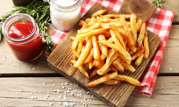 فضيحة مطعم برغر شهير بعد تقديم موظفة البطاطا من سلة المهملات