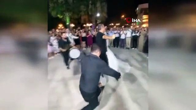 Depremzede çiftin düğününe katılan Haluk Levent çiftetelli oynadı