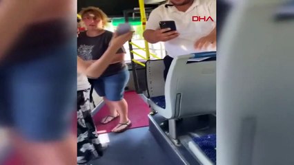 Une femme qui voulait monter dans le bus avec son chien est descendue du bus