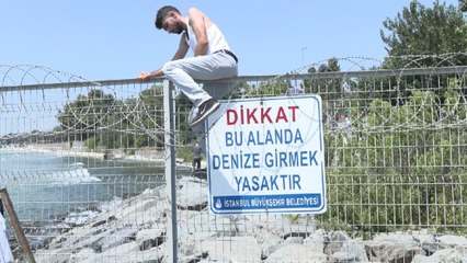 Yasaklı plajda tabelaya rağmen denize girdiler