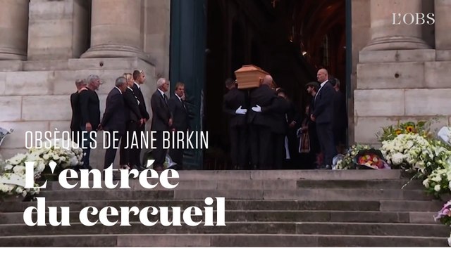 L'entrée du cercueil de Jane Birkin en l'église Saint-Roch de Paris