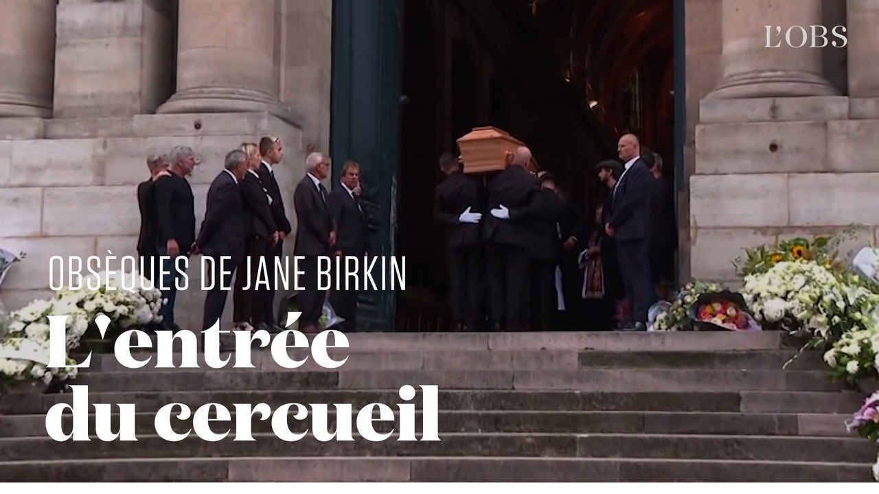 L'entrée du cercueil de Jane Birkin en l'église Saint-Roch de Paris