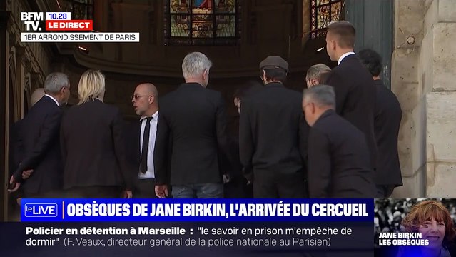 Lou Doillon, soutenue par son fils Marlowe, se montre très digne lors de son arrivée aux funérailles de samère Jane Birkin.