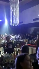 O Stan τραγουδά σε μαγαζί στην Ακράτα και η αρραβωνιαστικιά του τον τραβά βίντεο!