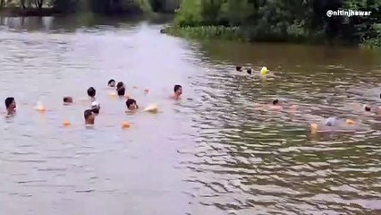 video- देखी है कभी नदी में तैरती कावड़ यात्रा
