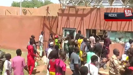 Nijer'de darbe sonrası halk Fransa Büyükelçiliği'ni bastı