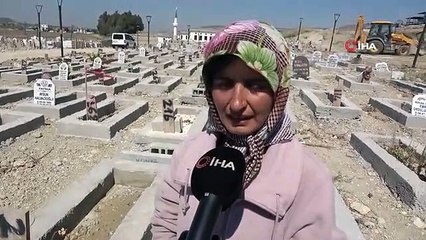 Depremde sevdiklerini kaybeden kadın mezarlıktan ayrılamıyor