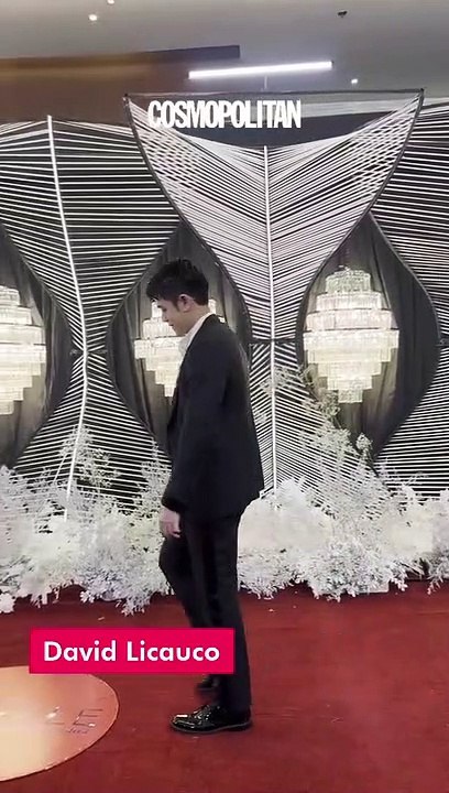 #DavidLicauco giving us finger hearts at the red carpet, *kilig*! #GMAGala2023 #CosmoAtGMAGala2023 #SummitAtGMAGala2023