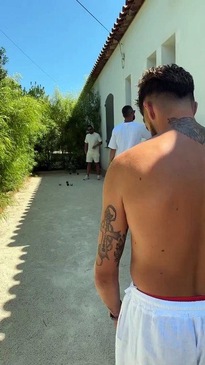 Julien Tanti, Manon Marsault, Paga Neuron, Giuseppa et Greg Yega au baptême de Maylone et Leewane, les enfants de Thibault Garcia et Jessica Thivenin. Instagram