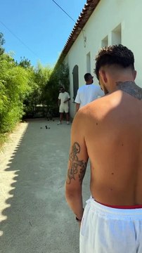 Julien Tanti, Manon Marsault, Paga Neuron, Giuseppa et Greg Yega au baptême de Maylone et Leewane, les enfants de Thibault Garcia et Jessica Thivenin. Instagram