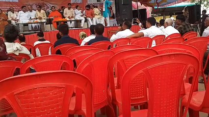 सांसद ने बोलना शुरू किया तो कुर्सियां छोड़ कर चले गए लोग