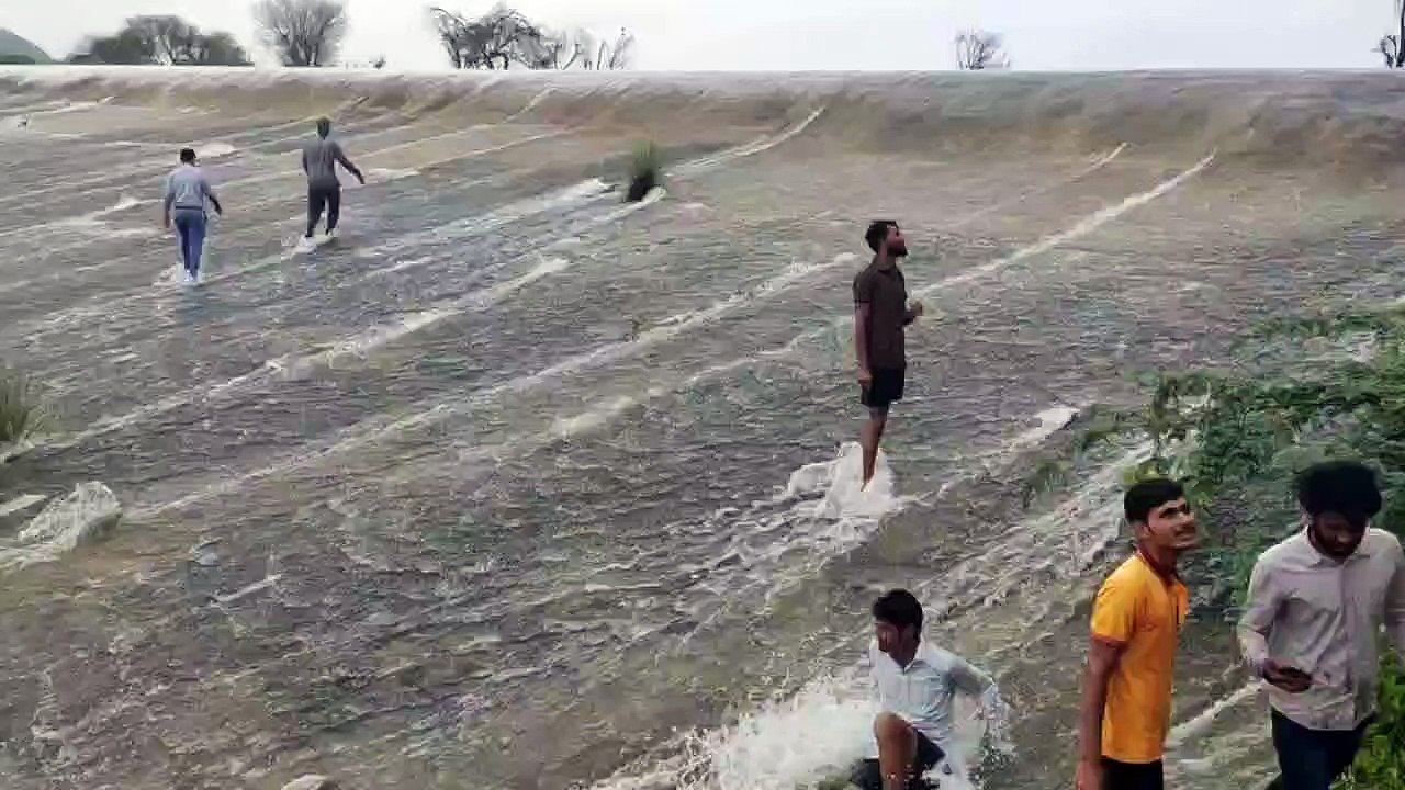 कानोता बांध में 23 साल बाद चली चादर,ढूंढ़ नदी में बहा