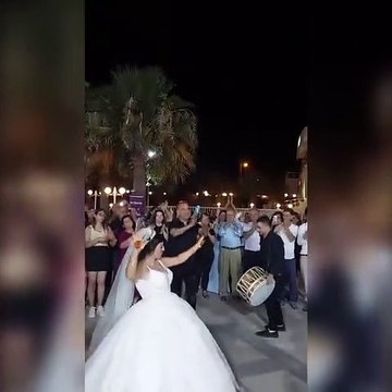 Haluk Levent Hatay'da depremzede çiftin düğününde oynadı