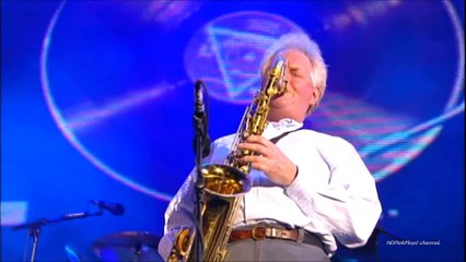 Pink Floyd chante "Money" en live