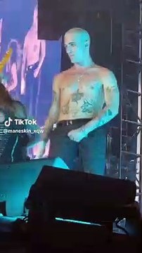 Damiano dei Maneskin si tocca e sputa sul pubblico