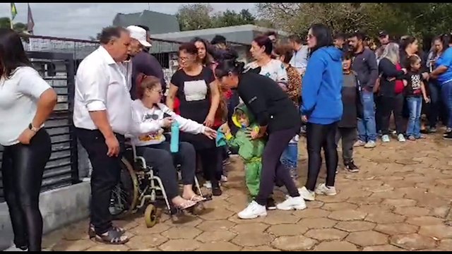Após sepultamento, familiares de Silvana Hoffman vão à delegacia cobrar respostas da Polícia Civil