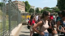 Turisti in fila al Colosseo, nonostante l'ondata di calore