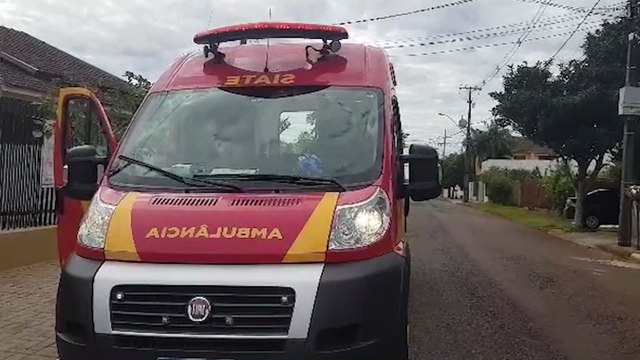 Ao subir em forro de residência para limpar a caixa d'água mulher sofre queda e tem fratura exposta