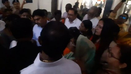 Bhilai निगम आयुक्त कक्ष के सामने जमीन पर बैठे भाजपाई