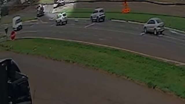 Vídeo mostra acidente entre carros na marginal da BR 277 em Cascavel Um dos veículos iria acessar a rua André de Barros
