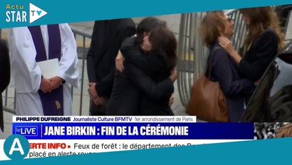 Charlotte Gainsbourg réconfortée par Yvan Attal à la sortie de l'église, de rares gestes d'affection