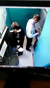 Cette policière fait une grosse bêtise en déchargeant son pistolet