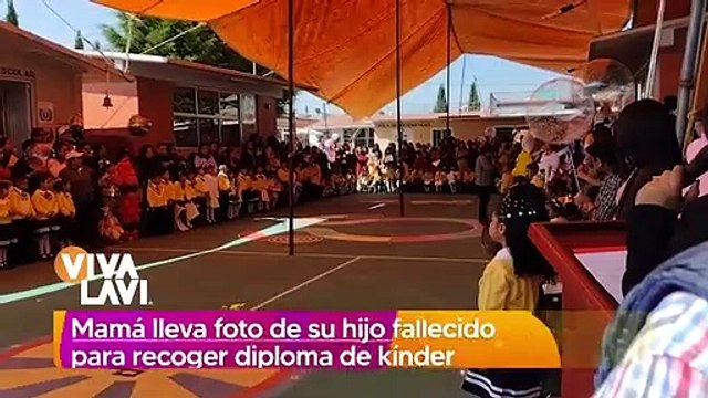 Mamá lleva foto de su hijo fallecido para recoger diploma de Kínder