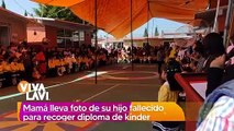 Mamá lleva foto de su hijo fallecido para recoger diploma de Kínder