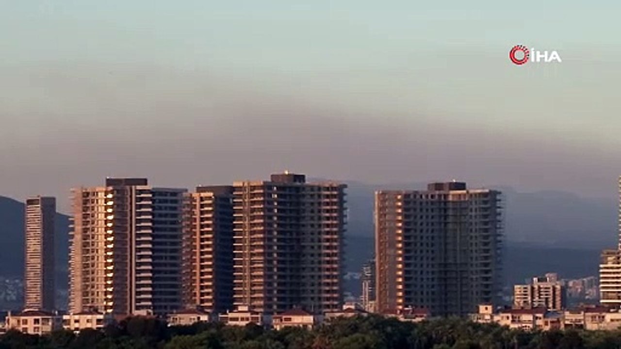 Manisa'daki orman yangınından yükselen dumanlar İzmir'den görülüyor!
