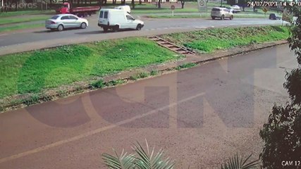 Impressionante! Câmera registra capotamento na BR-467