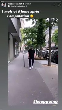 Amputation : Les images du journaliste Matthieu Lartot faisant ses premiers pas avec ses béquilles bouleversent les internautes et déclenchent des vagues d'encouragements