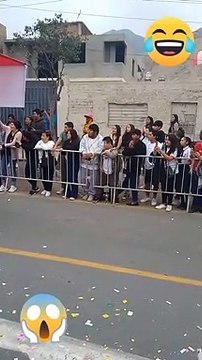Jóvenes sorprenden con insólita recreación en desfile escolar