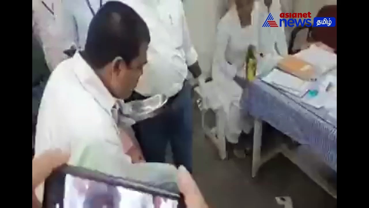 Watch Video | அதிகாரிகள் பார்த்துவிட்டதால், லஞ்ச பணத்தை மென்று விழுங்கிய நபர்! 