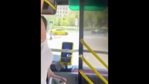 La femme qui a essayé de monter dans le bus de la ville avec Pitbull a fait une scène, a agressé le chauffeur